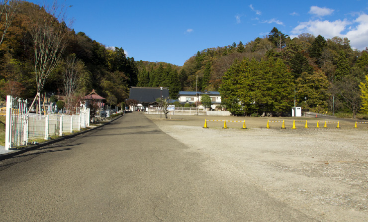 広大な駐車場と墓苑
